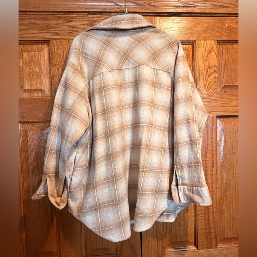 Time & Tru Plaid Shacket Button up - Picture 2 of 8